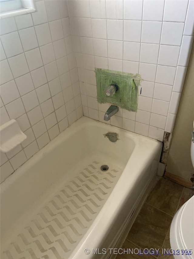 10813 E 34th Pl, Tulsa, OK 74146 - full bath with toilet, a bathtub, and tile patterned floors
