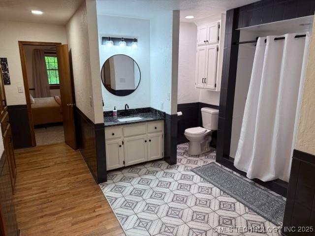 15373 N Javine Hill Rd, Skiatook, OK 74070 - ensuite bathroom featuring toilet, vanity, wood finished floors, curtained shower, and recessed lighting