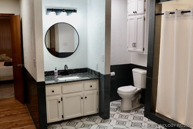 15373 N Javine Hill Rd, Skiatook, OK 74070 - full bathroom featuring vanity, wainscoting, and curtained shower