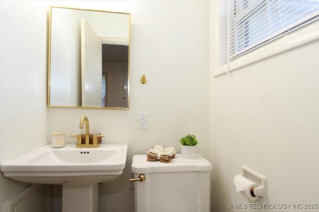 6112 E 21st St, Tulsa, OK 74114 - half bathroom featuring toilet