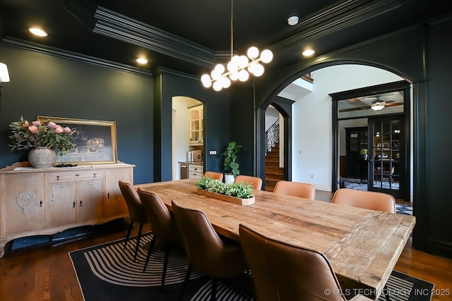 dining area featuring arched walkways, crown molding, ceiling fan, dark wood-style flooring, and recessed lighting