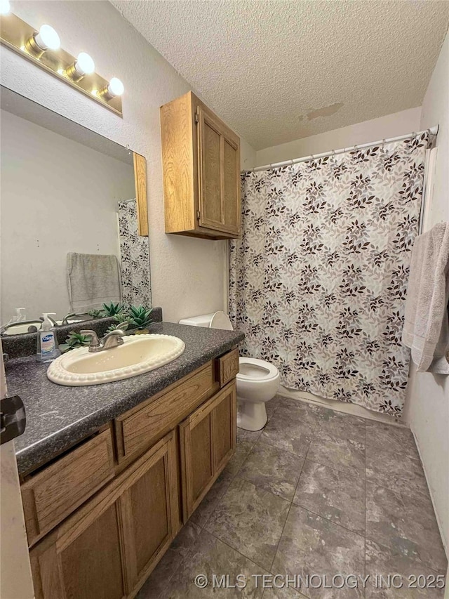 full bath with vanity, a textured ceiling, toilet, and a shower with curtain
