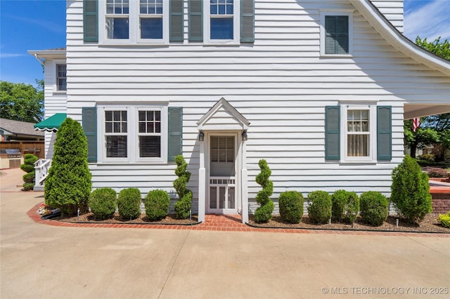 view of front of property