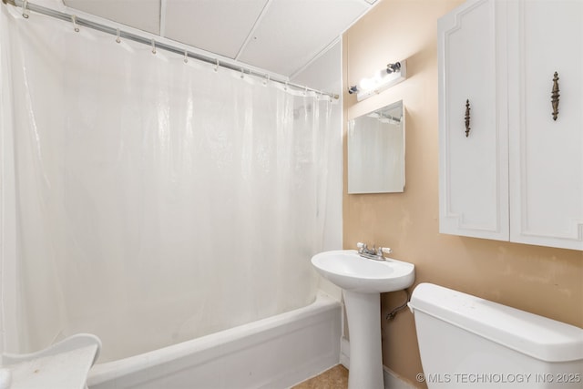 full bathroom featuring toilet, shower / bath combo, and a sink