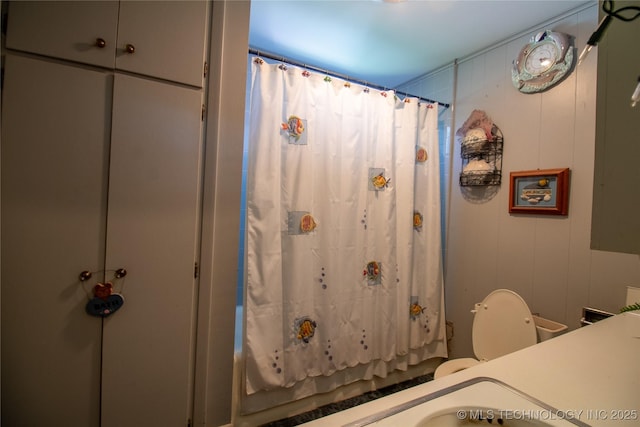 full bath featuring toilet and shower / bathtub combination with curtain