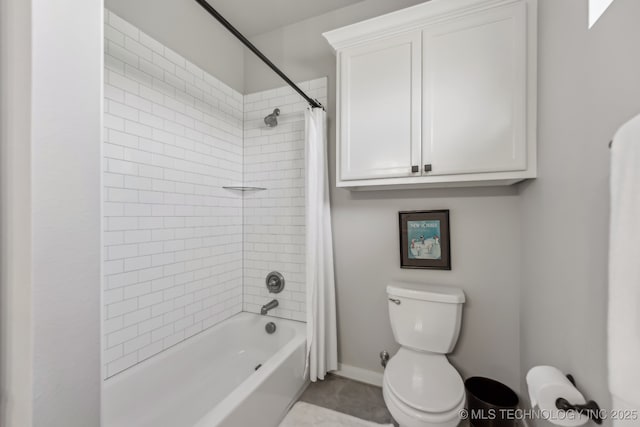 bathroom featuring shower / bath combo with shower curtain, baseboards, toilet, and tile patterned floors