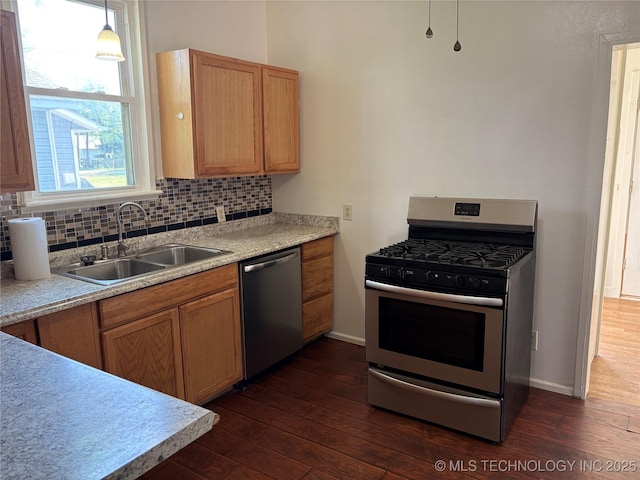 108 N Creek Ave, Bartlesville, OK 74003 - kitchen featuring stainless steel appliances, a sink, dark wood finished floors, tasteful backsplash, and baseboards