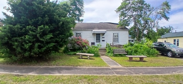 view of front of property with a front yard