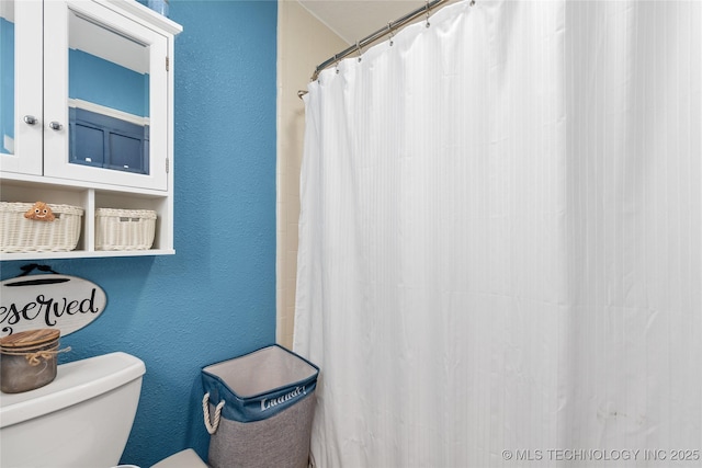 2961 N 24th St W, Muskogee, OK 74401 - bathroom featuring a textured wall and a shower with curtain