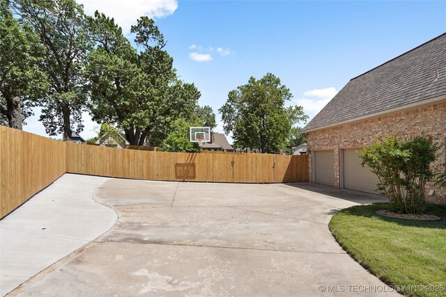 10105 S 72nd E Ave, Tulsa, OK 74133 - view of basketball court featuring fence