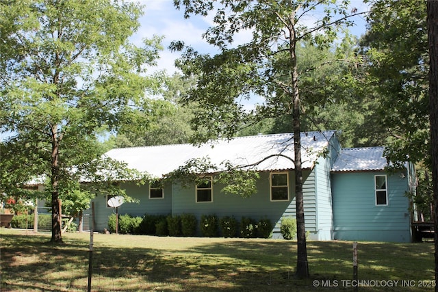 423118 E 1944th Ln, Antlers, OK 74523 - view of front of home featuring a front yard and metal roof