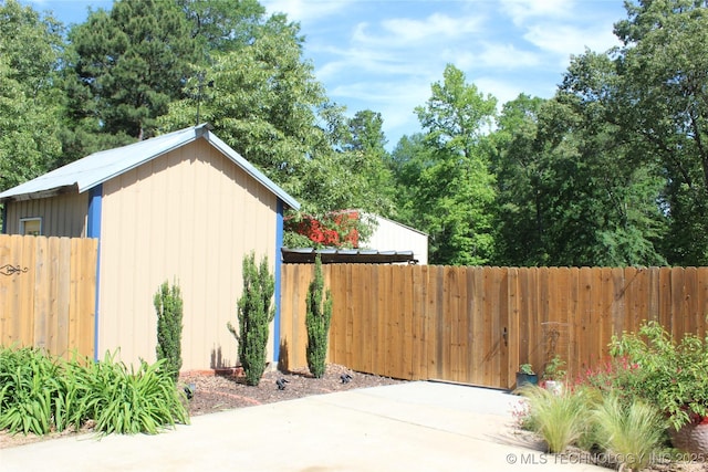 423118 E 1944th Ln, Antlers, OK 74523 - view of side of home with fence