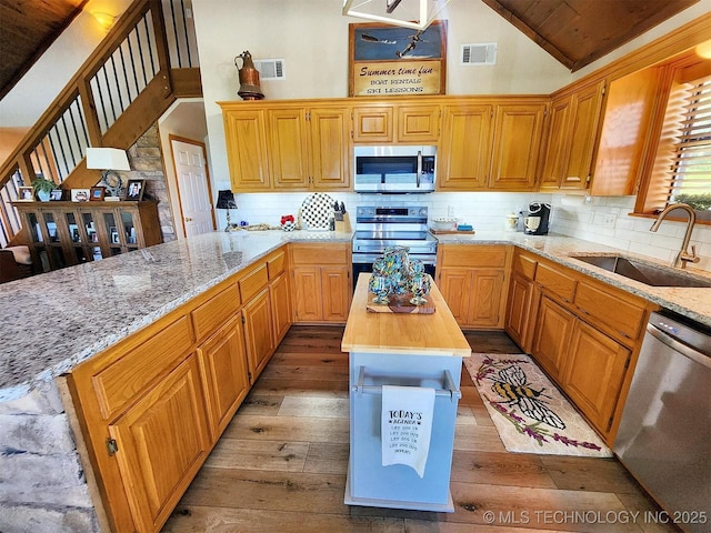 35824 S Talon Dr, Cookson, OK 74427 - kitchen with stainless steel appliances, a sink, light wood-type flooring, a peninsula, and lofted ceiling