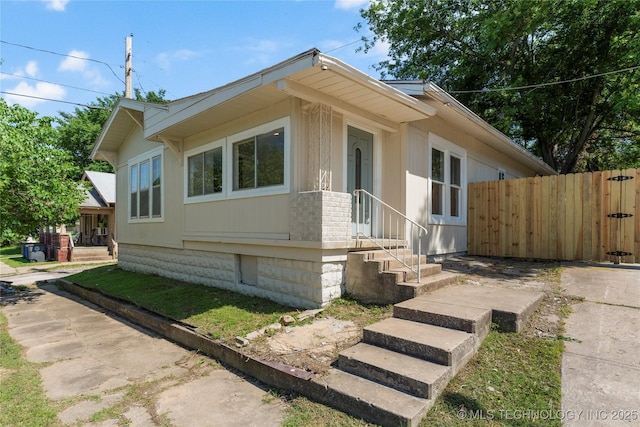 view of front facade with fence