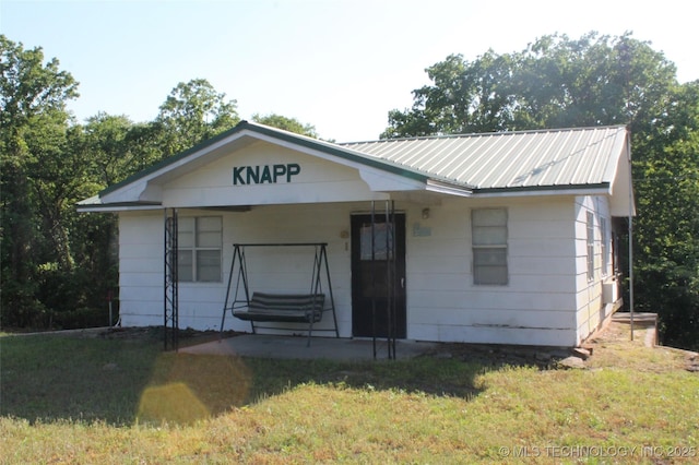 420902 E 1164th Rd, Eufaula, OK 74432 - bungalow-style home with a front yard, metal roof, and a patio area