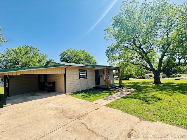 view of front of house featuring driveway, a front yard, and an attached carport