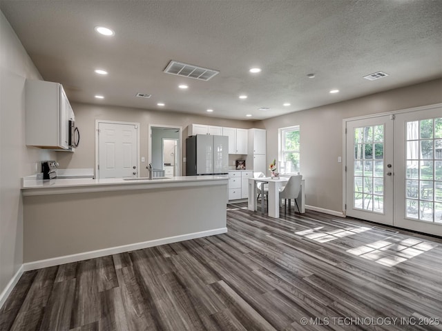 1149 N Hickory Pl, Broken Arrow, OK 74012 - kitchen with a sink, appliances with stainless steel finishes, baseboards, dark wood finished floors, and a peninsula