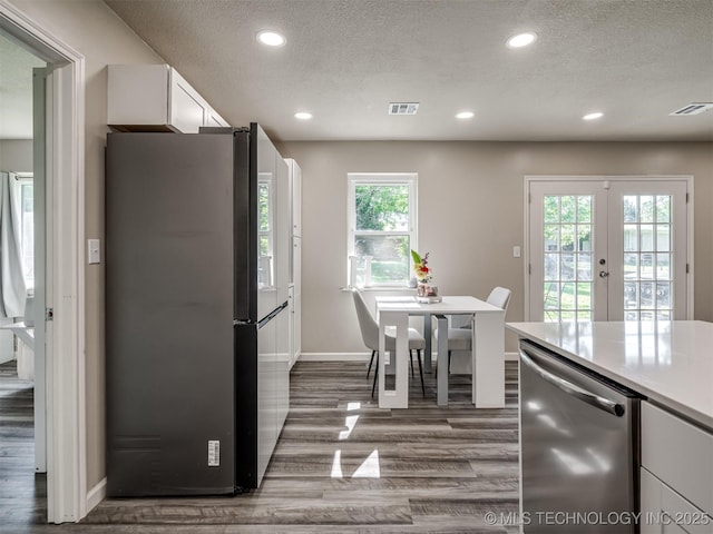 1149 N Hickory Pl, Broken Arrow, OK 74012 - kitchen featuring appliances with stainless steel finishes, dark wood-style flooring, baseboards, a textured ceiling, and recessed lighting