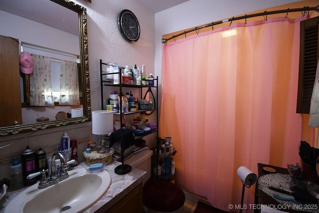 7457 S 105th St E, Braggs, OK 74423 - full bathroom with toilet, vanity, a textured wall, and a shower with shower curtain