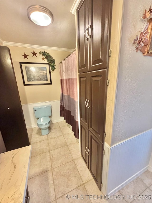 30190 W County Road 1240, Stigler, OK 74462 - full bath featuring ornamental molding, toilet, wainscoting, and tile patterned floors