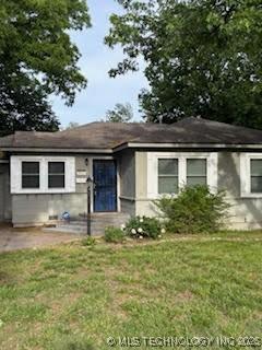 3527 S Knoxville Ave, Tulsa, OK 74135 - single story home featuring a front yard