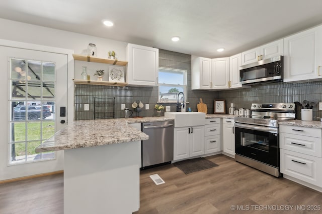 425 Mulberry Ave, Afton, OK 74331 - kitchen featuring appliances with stainless steel finishes, a sink, tasteful backsplash, a peninsula, and recessed lighting