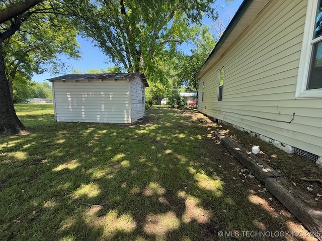 618 E Gentry Ave, Checotah, OK 74426 - view of grassy yard featuring a storage shed and an outdoor structure