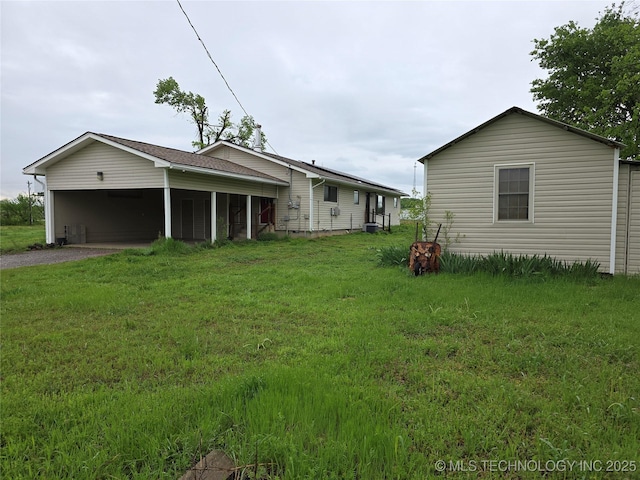 view of grassy yard with driveway