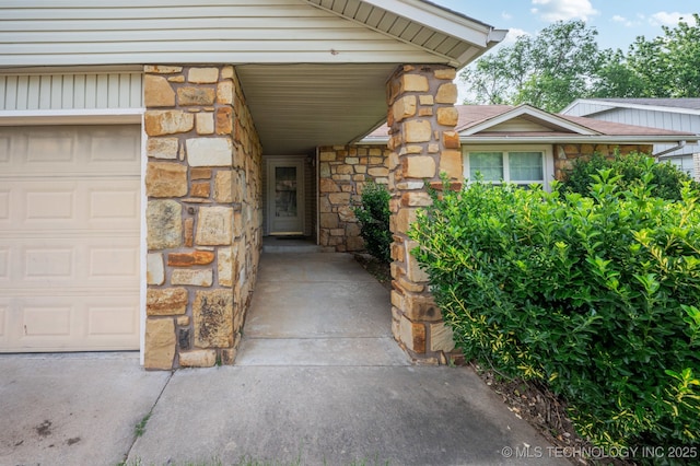 2925 S 125th E Ave, Tulsa, OK 74129 - entrance to property with stone siding
