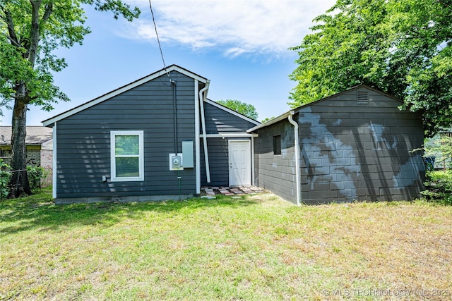 2017 N Quaker Ave, Tulsa, OK 74106 - back of property featuring a lawn