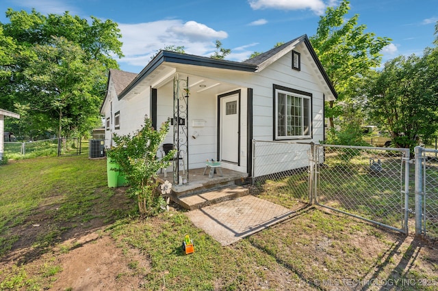 610 E 4th Ave, Bristow, OK 74010 - view of front facade featuring a gate and central AC unit