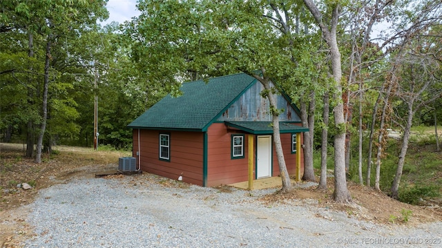 2689 Chickasaw Trl, Davis, OK 73030 - view of front of home with an outdoor structure and roof with shingles