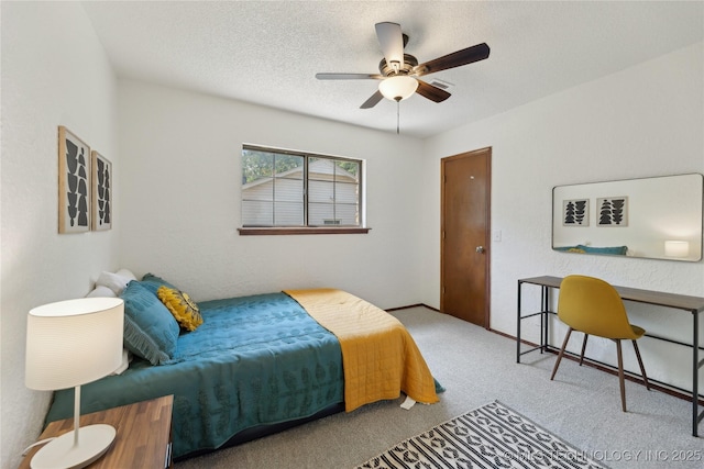 bedroom featuring carpet flooring, a textured ceiling, and a ceiling fan