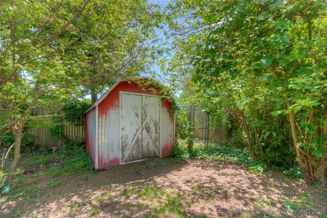 5102 S Columbia Ave, Tulsa, OK 74105 - view of shed with fence