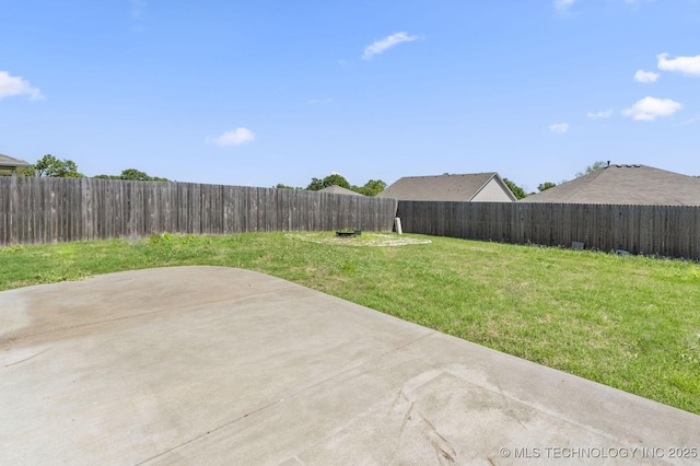 2805 W Fredericksburg St, Broken Arrow, OK 74011 - view of yard with a patio area
