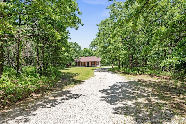 6345 W 53rd St, Tulsa, OK 74126 - view of front facade with gravel driveway and a front lawn