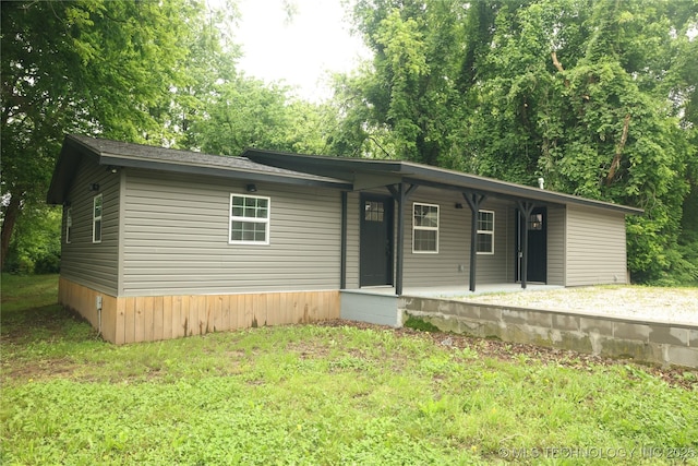 1185 E Pine St, Westville, OK 74965 - view of front facade with a porch and a front lawn