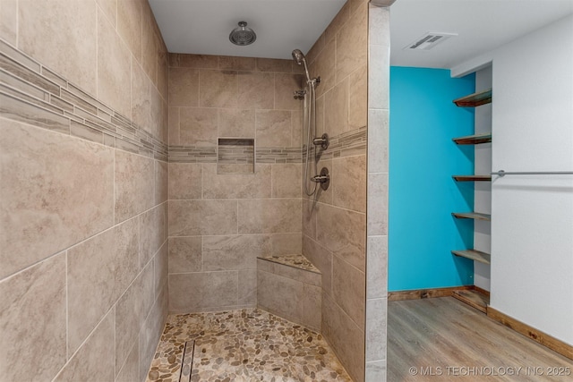 5378 W 450th Rd, Pryor, OK 74361 - bathroom featuring a tile shower and wood finished floors