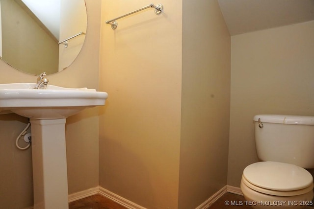 717 W 39th St, Sand Springs, OK 74063 - bathroom with toilet, vaulted ceiling, a sink, and baseboards