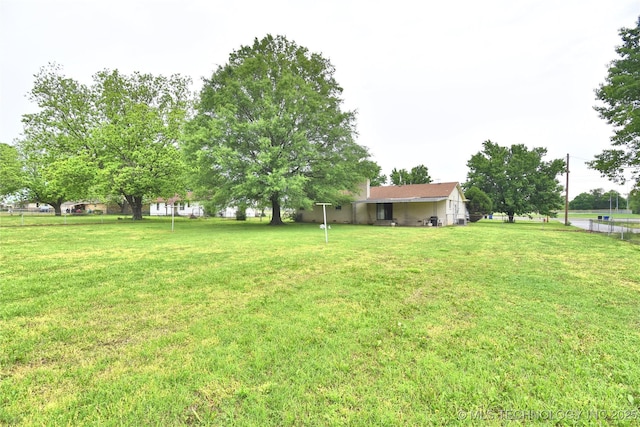 view of green lawn