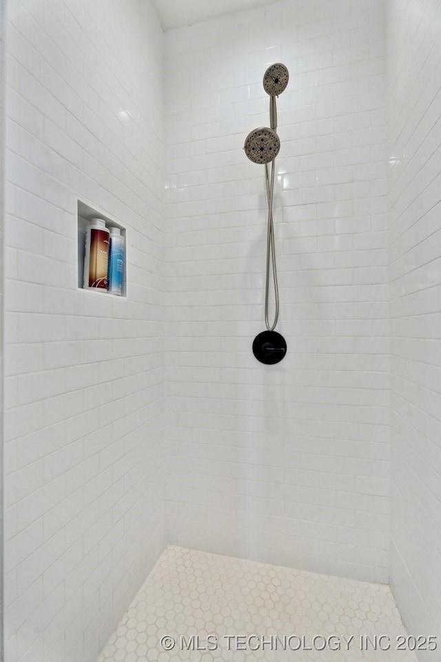 9429 Bryan Rd, Shawnee, OK 74855 - bathroom featuring a tile shower