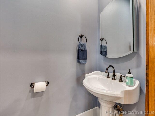 1618 S Rockford Ave, Tulsa, OK 74120 - bathroom featuring a sink