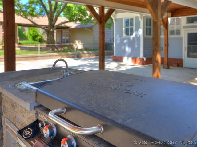 1618 S Rockford Ave, Tulsa, OK 74120 - view of patio featuring a sink