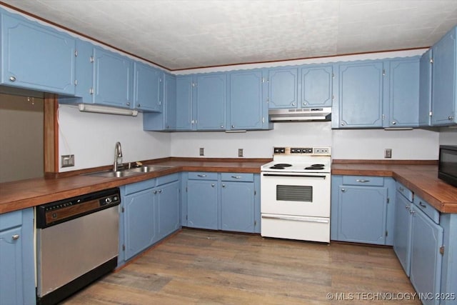 kitchen featuring white range with electric stovetop, dishwashing machine, blue cabinetry, and a sink