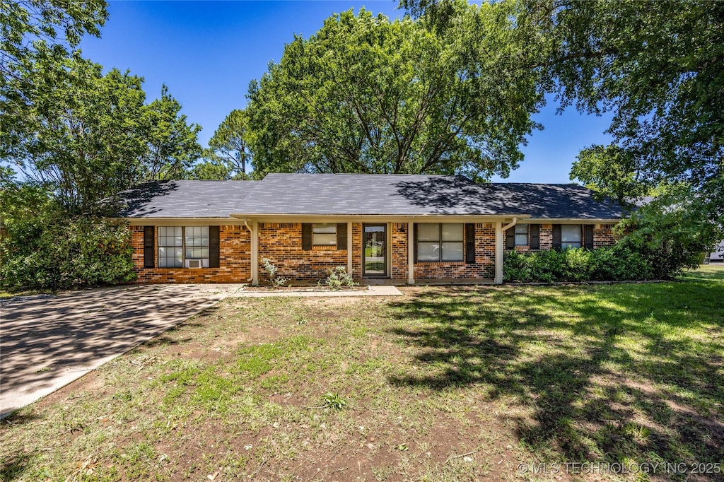 5304 Pheasant Run, Durant, OK 74701 - single story home featuring brick siding, a front lawn, and concrete driveway