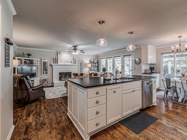 5517 E 101st Pl, Tulsa, OK 74137 - kitchen featuring a sink, dishwasher, dark countertops, ceiling fan, and crown molding