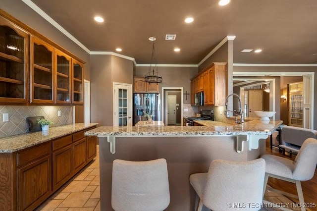 kitchen featuring stainless steel fridge, stove, tasteful backsplash, a peninsula, and recessed lighting