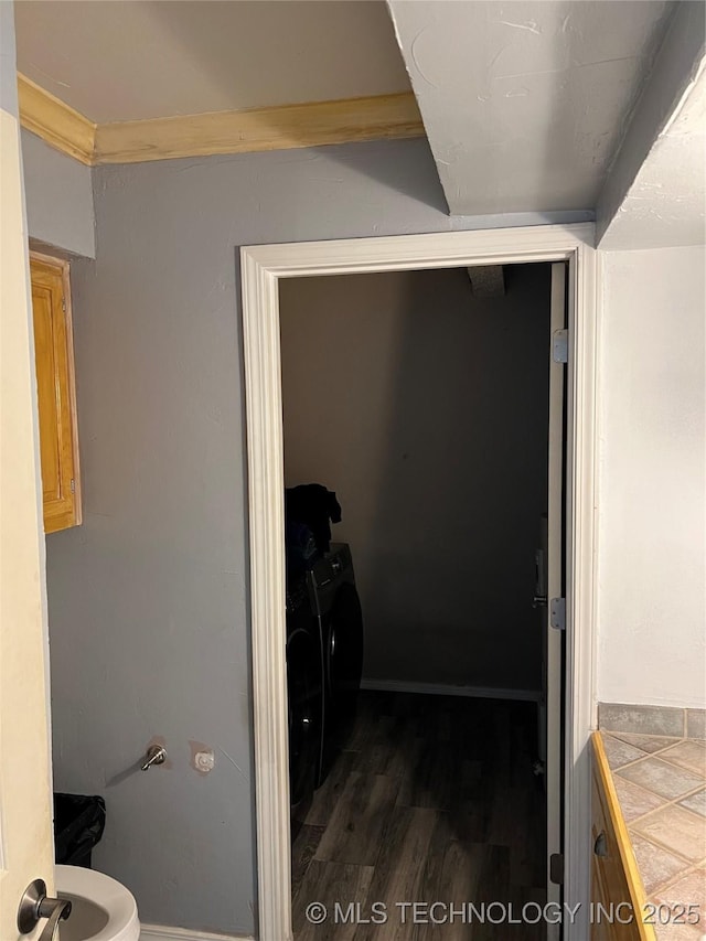 514 Lakeshore St, Durant, OK 74701 - bathroom featuring washer and clothes dryer, wood finished floors, toilet, and baseboards