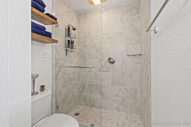 64 Floyd Everet, Colbert, OK 74733 - bathroom with tiled shower, toilet, and a textured wall