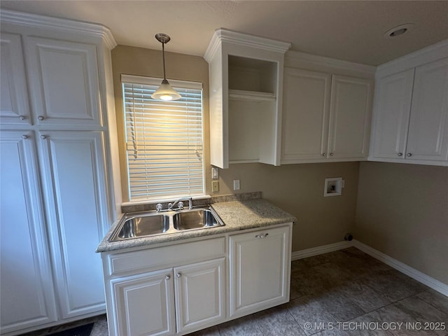 924 9th Ave SE, Ardmore, OK 73401 - clothes washing area with hookup for a washing machine, a sink, and baseboards